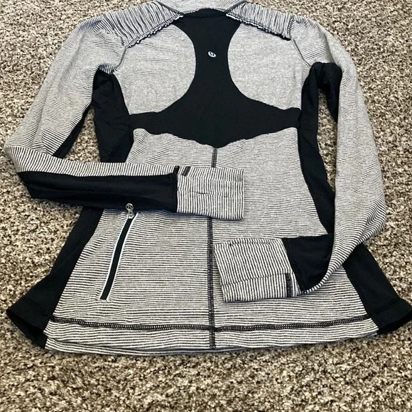 Lululemon 🍋 Base runner 1/2 zip pullover black/white with mesh detail sz 6 - Picture 5 of 7
